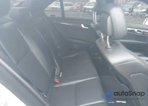 2012 Mercedes-Benz C 300 Sport 4Matic z USA, uszkodzony, nr VIN WDDGF8BB4CR213470